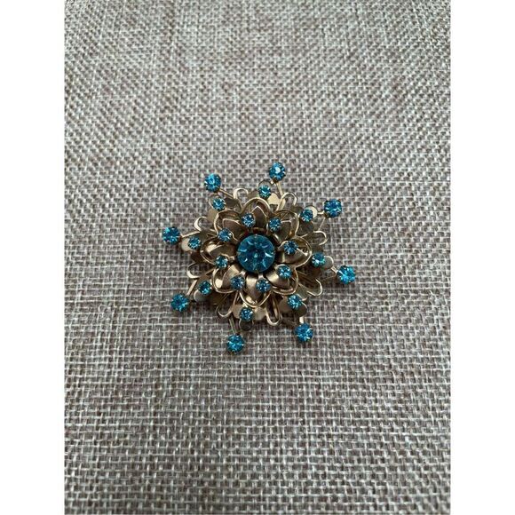 Vintage Brooch Pin Gold Tone Blue Rhinestones Costume Snowflake Grannycore - Picture 1 of 5